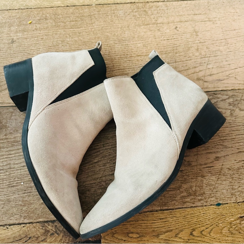 MARC FISHER tan suede leather pointy toe Chelsea bootie womens 9 - Picture 2 of 9